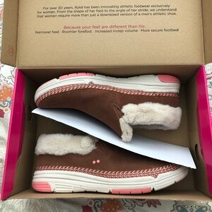 Ryka ladies Anchorage shoes size 10. NWOT.